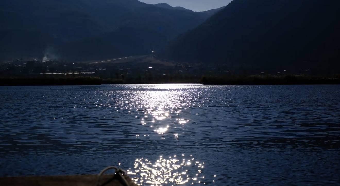 Kayak and paddleboard activity scenery on Dali West Lake